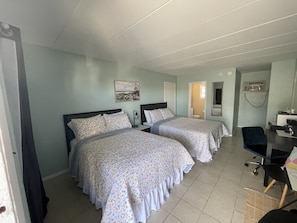 1 bedroom, desk, iron/ironing board, free WiFi - LOCATION!! (Wildwood)