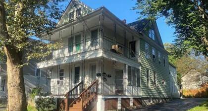 (G2) Large 2 bdrm unit close to downtown Syracuse.