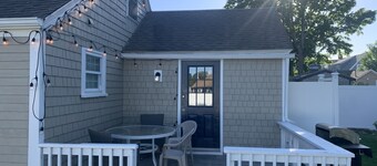 Charming cottage in Hyannis walk to downtown, beach, Harbor, pet friendly fence