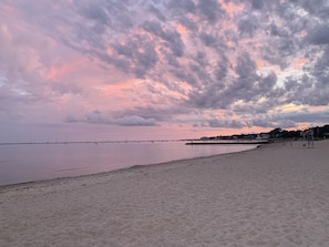 Una spiaggia nelle vicinanze, lettini da mare