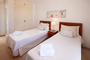 2 slaapkamers, een strijkplank/strijkijzer, gratis wifi, beddengoed