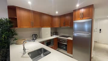 Kühlschrank, Mikrowelle, Ofen, Geschirrspüler