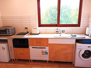 Fridge, microwave, oven, stovetop - Accessible & Inclusive studio Barossa Valley SA: It's Bonza! Mill About Vineyard (Williamstown)