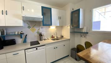 Fridge, oven, dishwasher, cookware/dishes/utensils