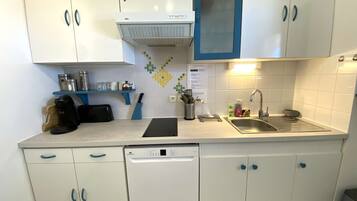 Fridge, oven, dishwasher, cookware/dishes/utensils