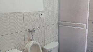 Ensemble douche/baignoire, sĂšche-cheveux, serviettes fournies, savon