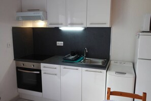 Fridge, cookware/dishes/utensils - Holiday cottage with garden and parking - 5REG21 (SAINT CYPRIEN PLAGE)