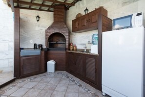 Geladeira, micro-ondas, cooktop, cafeteira/chaleira