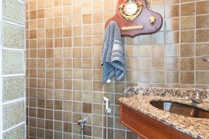 Regadera, secadora de cabello, papel de baño 