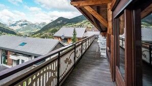 A wooden balcony with a view of a mountain village and houses. - 14 person chalet, 100m from the Super-Chatel gondola - Chatel Reservation (Châtel)