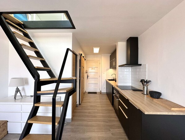 Fridge, microwave, oven, cookware/dishes/utensils