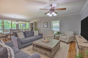 TV, books - ‘The Lake Escape’: Boat Dock, Fire Pit, Kayak! (Vincent)