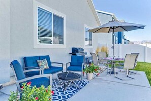 Outdoor dining - Spacious Retreat for Unforgettable Gatherings! (Vineyard)