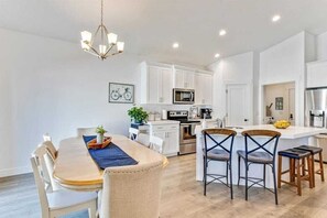 Dining - Spacious Retreat for Unforgettable Gatherings! (Vineyard)