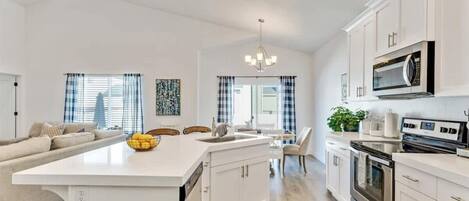 KĂŒhlschrank, Mikrowelle, Ofen, Herdplatte