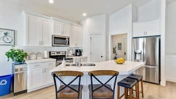 KĂŒhlschrank, Mikrowelle, Ofen, Herdplatte