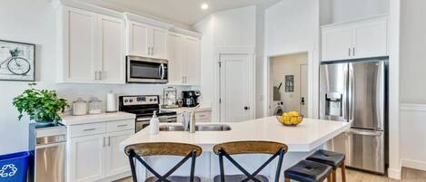 Een koelkast, een microgolfoven, een oven, een kookplaat