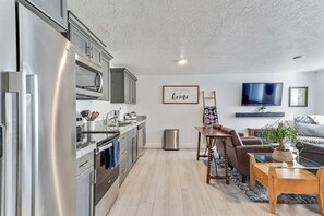 Kühlschrank, Mikrowelle, Ofen, Herdplatte