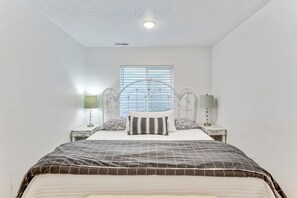 6 Schlafzimmer, Schreibtisch, Bügeleisen/Bügelbrett, Reisekinderbett