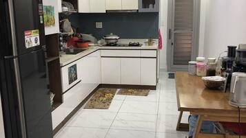 Apartment, Multiple Beds | Private kitchen | Fridge, microwave, oven, stovetop