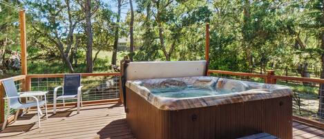 Outdoor spa tub