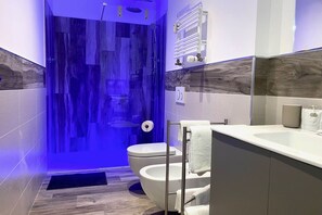 Douche, sèche-cheveux, bidet, serviettes fournies
