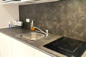 Fridge, cookware/dishes/utensils - Suite Goito in the city center (Bologna)