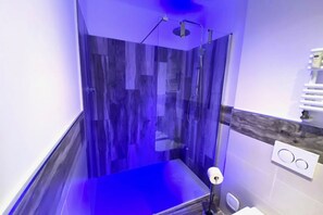 Shower, hair dryer, bidet, towels - Suite Goito in the city center (Bologna)