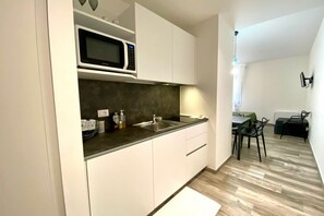 Fridge, cookware/dishes/utensils - Suite Goito in the city center (Bologna)