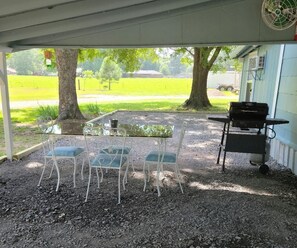 Outdoor dining - The Little Branch house, vintage and charming! (Murfreesboro)
