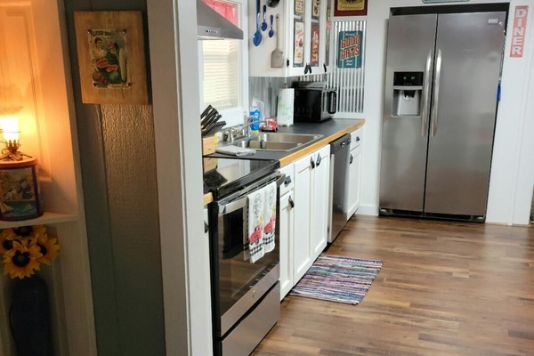 Réfrigérateur, micro-ondes, four, plaque de cuisson