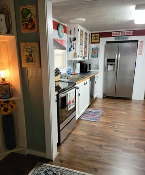 冷蔵庫、電子レンジ、オーブン、コンロ
