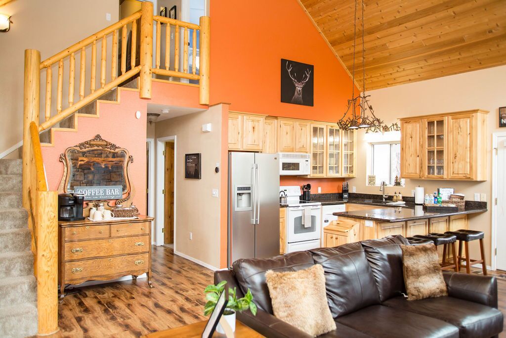 Game room, Private Li’l cabin & Porch swing!