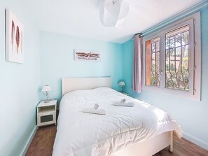 2 bedrooms, travel cot, WiFi, bed sheets