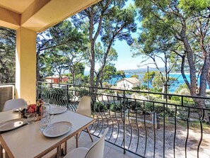Outdoor dining - Cosy apartment for 5 people with A/C, WIFI, TV and terrace (Saint-cyr-sur-mer)