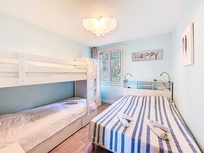 2 bedrooms, travel cot, WiFi, bed sheets - Cosy apartment for 5 people with A/C, WIFI, TV and terrace (Saint-cyr-sur-mer)