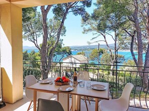 Outdoor dining - Cosy apartment for 5 people with A/C, WIFI, TV and terrace (Saint-cyr-sur-mer)
