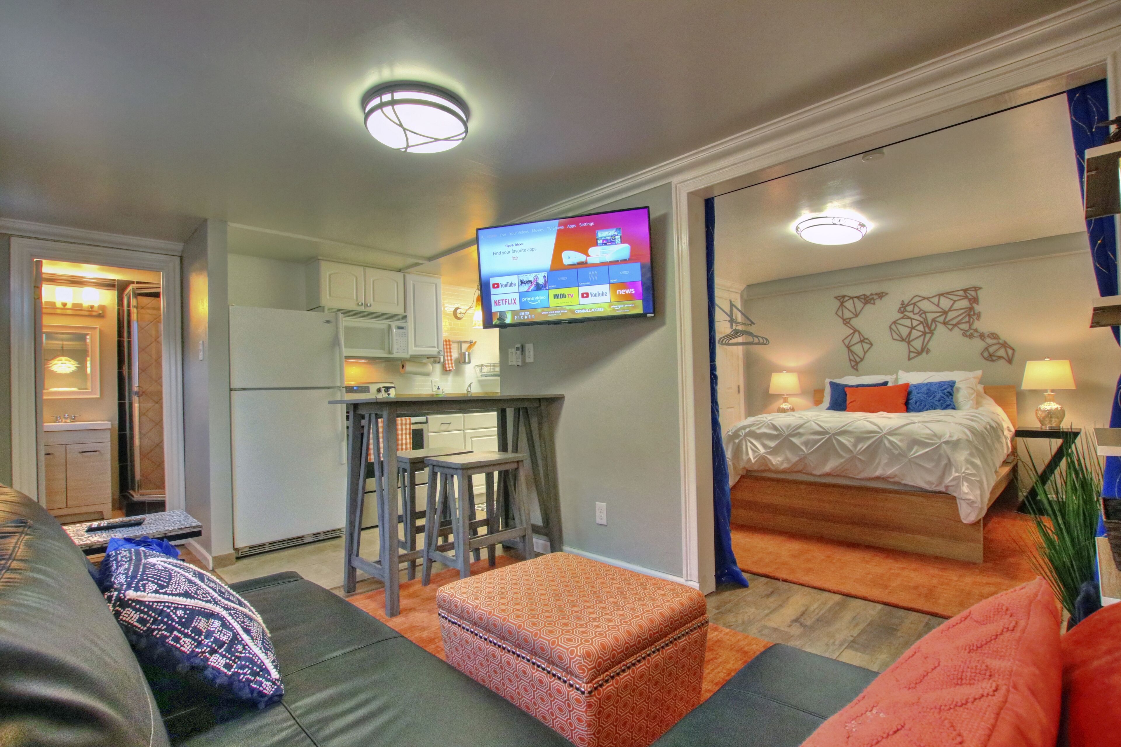 Cozy & Stylish Guest Suite- Centrally Located!