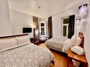 Comfort Room (204) | Pillowtop beds, individually decorated, individually furnished - Hotel le Coach (Montreal)