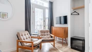 Kahden hengen comfort-huone (306) | Oleskelualue | LED-televisio