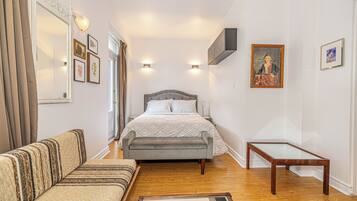 Deluxe Double Room (201)