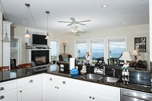 Casa, varias camas (Pacific Palace) | Cocina privada