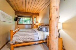 3 bedrooms, WiFi, bed sheets - 3-bedroom/2 bathroom ski in-ski out at The Moguls!
(Beaverdell)