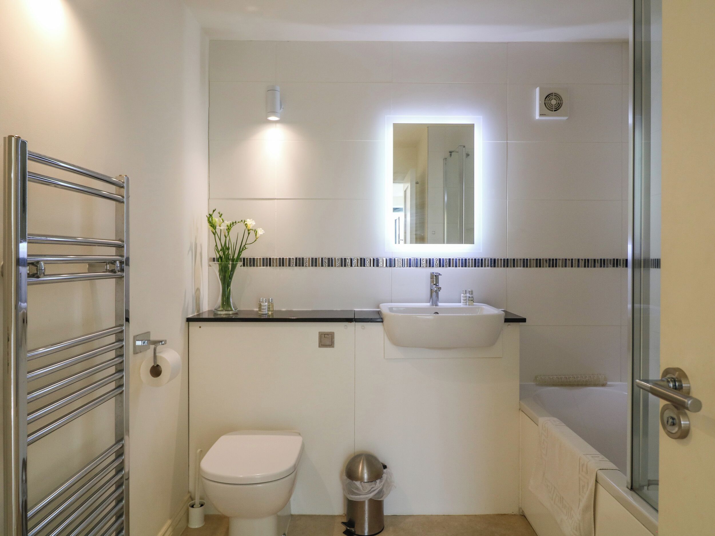 Un baño con inodoro, lavamanos y ducha.