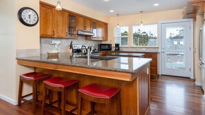 Casa de ciudad, varias camas (Lakeside Haven) | Cocina privada | Comedor 