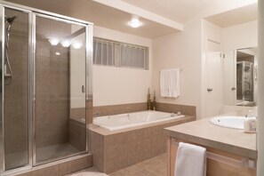 House, Multiple Beds (Pirate's Cove) | Bathroom - Pirate's Cove (Depoe Bay)