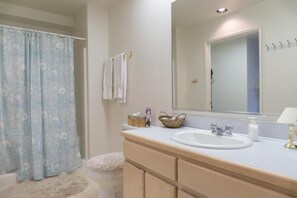 Bathroom - Pirate's Cove (Depoe Bay)