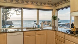 House, Multiple Beds (Pirate's Cove) | Private kitchen - Pirate's Cove (Depoe Bay)