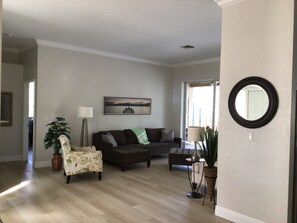 Een smart-tv, een dvd-speler, boeken en een stereo