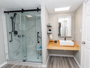 Dusche, Haartrockner, Handtücher
